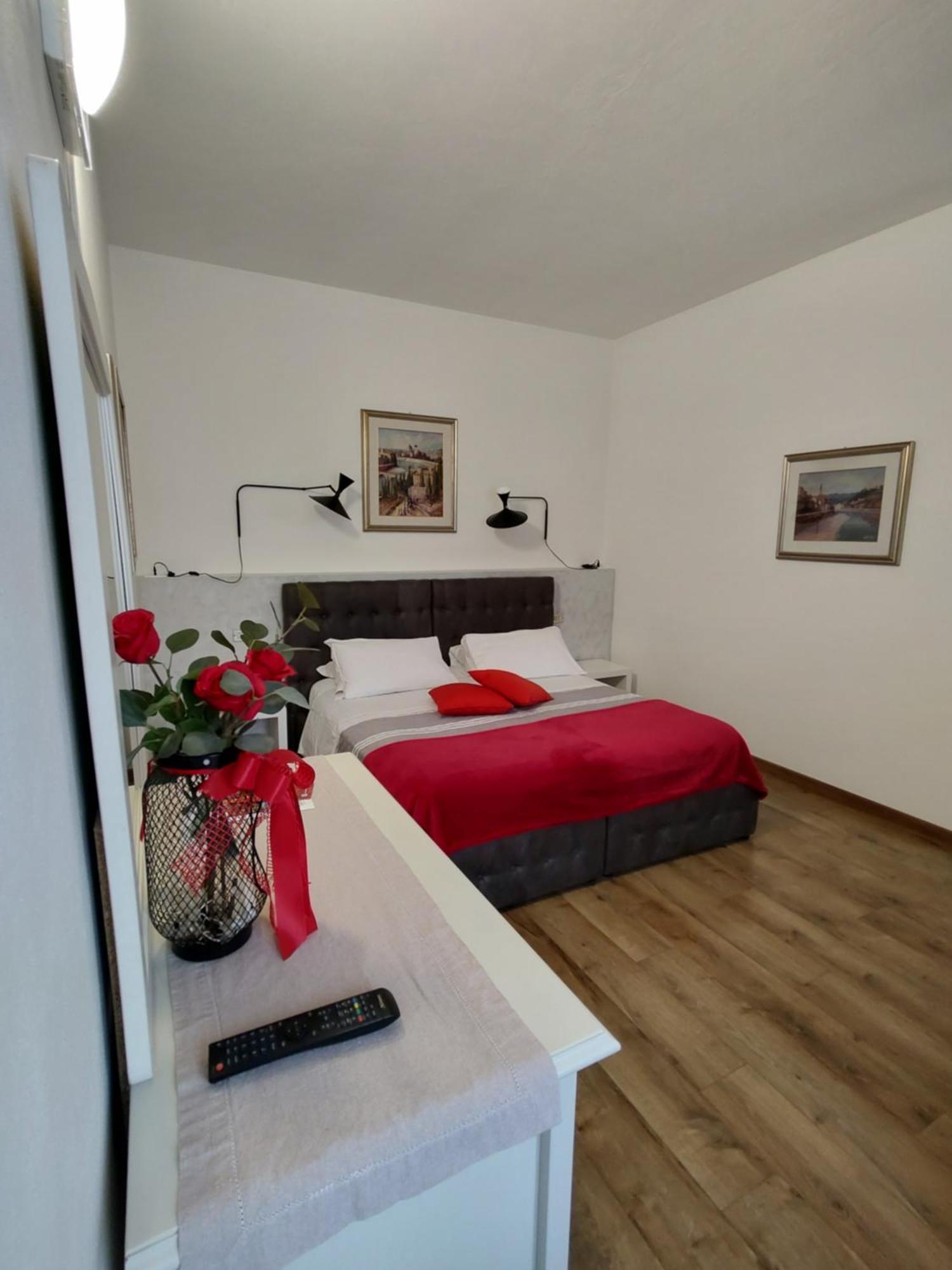 Verona Relax & Stay Rooms Bagian luar foto
